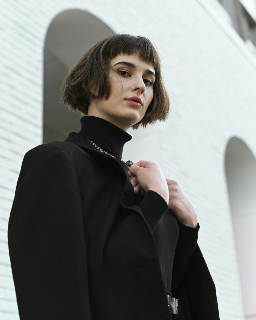mujer pelo corto vigo